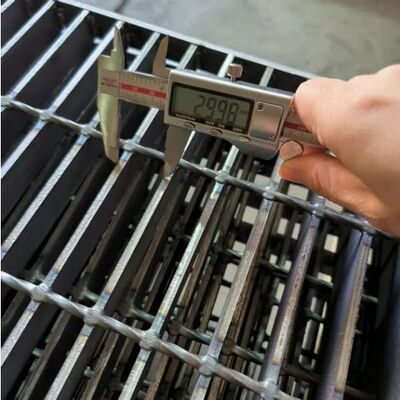 หน่วยงานหนัก Hot Dip กระปุกสแตนเลส Bar Grating กับพื้นผิว serrated สําหรับแพลตฟอร์มอุตสาหกรรม