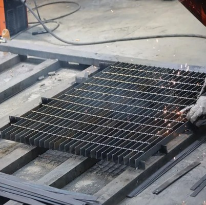 Serrated Anti-Slip Steel Grating in 316L Stainless Steel with Hot-Dip Galvanized Surface for Industrial Walkways