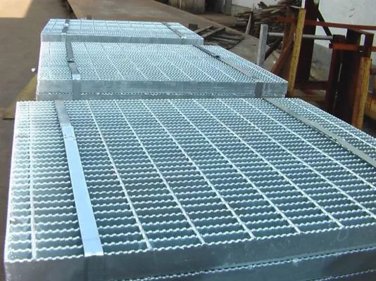 โรงงานผลิตตะแกรง HDG Ss Steel Serrated Grating China ขนาด 25X4.5 25X5 มม. แบริ่งบาร์ 4 นิ้ว ตะแกรงเหล็กปั๊มขึ้นรูปชุบสังกะสี
