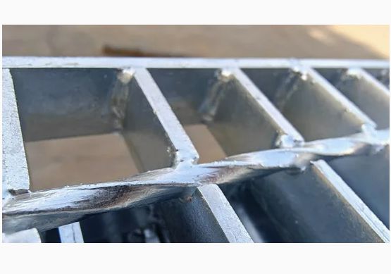 ภาระหนักร้อน DIP สแตนเลสแกลวนิเซนต์ Bar Grate โล่ง Grating น้ําหนักต่อตารางเมตร