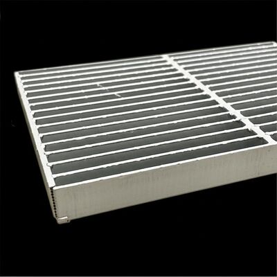 ตะแกรงเหล็กกล้าชุบสังกะสีแบบหยักพร้อมเหล็กรับน้ำหนักขนาด 20x3 สำหรับระบายน้ำบนพื้นและฝาปิดร่อง