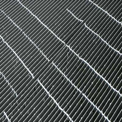 แพลตฟอร์มเครือเหล็กเหล็กกระดาษร้อน DIP ด้วยคุณสมบัติต่อต้านการกัดกร่อนและการออกแบบที่สามารถปรับแต่งได้สําหรับการใช้งานอุตสาหกรรม