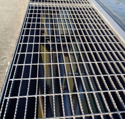 Hot Dip Galvanized Serrated Style Steel Grating with 30mm Spacing สําหรับงานหนัก