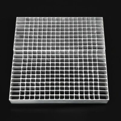 ตะแกรงเหล็กชุบสังกะสีสำหรับงานหนัก พร้อมเหล็กเสริมที่ทนทานสำหรับทางเข้าและท่อระบายน้ำ