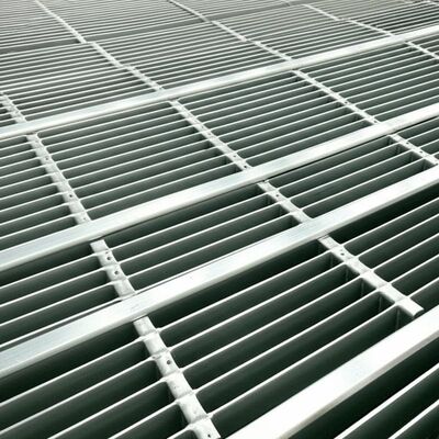 ขั้นบันไดอุตสาหกรรม Hot Dip Galvanized Steel Grating ที่ไม่เลื่อนและขนาดที่สามารถปรับแต่งได้