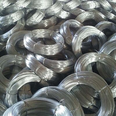ลวดเหล็กกัลวาไนซ์แบบจุ่มร้อน เคลือบสังกะสีหนา 50-150 ไมครอน สำหรับงานก่อสร้างและรั้ว ผลิตจากเหล็กคาร์บอนต่ำ