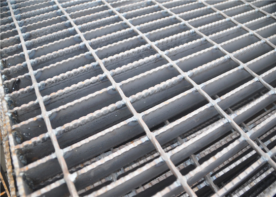 SGS ใบรับรองเหล็กเส้นบาร์ Grating ปูพื้นโลหะ 2.5-5.5mm Thicknes
