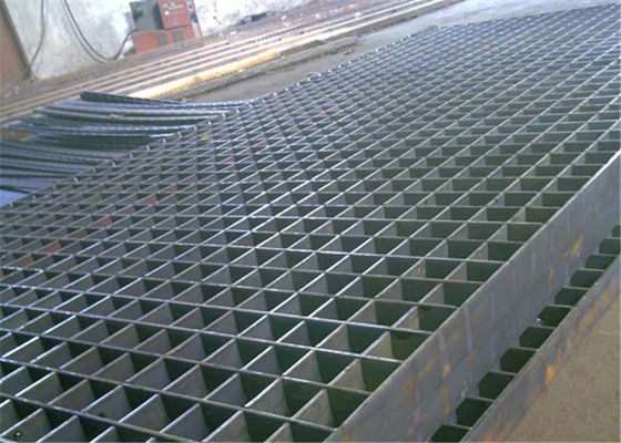 Serrated Type Grate Metal Grating พื้นผิวโครงเหล็ก Grated Platform Twisted Bar