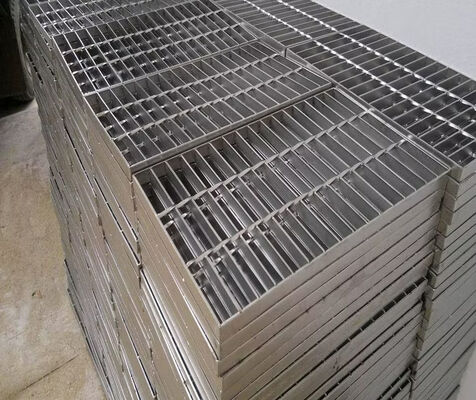 ตะแกรงเหล็กชุบสังกะสีแบบจุ่มร้อนขนาด 32X5 มม. ที่ปรับแต่งได้สำหรับการใช้งานกลางแจ้ง