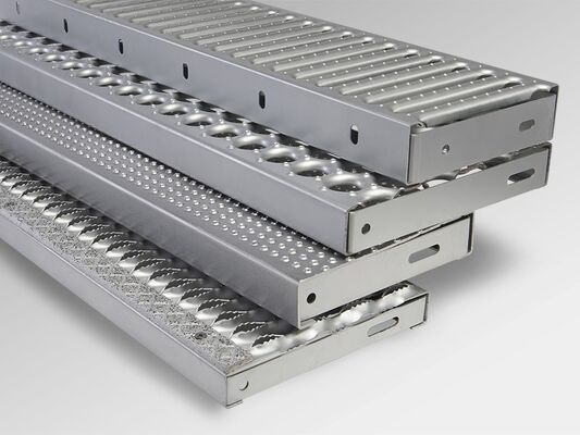 สายบันไดเหล็กเหล็กกระปุกแบบ Hot DIP ด้วย 25 x 3 ถึง 100 x 8 ไม้บรรทุกและมาตรฐาน ANSI / NAAMM สําหรับบันไดบันได