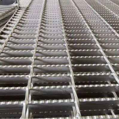 Hot DIP Galvanizing Serrated Plain Bar Carbon Steel Grating สําหรับทางเดินอุตสาหกรรม