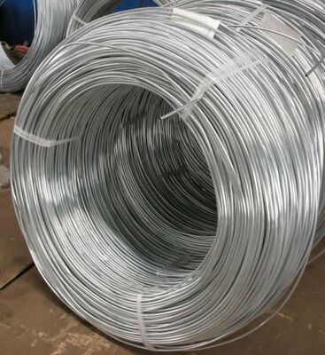 ลวดเหล็กกัลวาไนซ์แบบจุ่มร้อน เคลือบสังกะสีหนา 50-150 ไมครอน สำหรับงานก่อสร้างและรั้ว ผลิตจากเหล็กคาร์บอนต่ำ