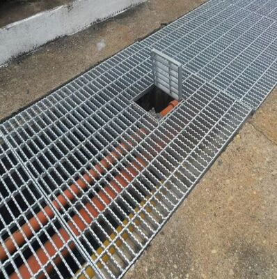 หน่วยงานหนัก anti-sliding Steel Grating Drain Cover พร้อมคุณสมบัติต่อต้านกรด / แอลคาลีสําหรับการใช้ในกลางแจ้ง